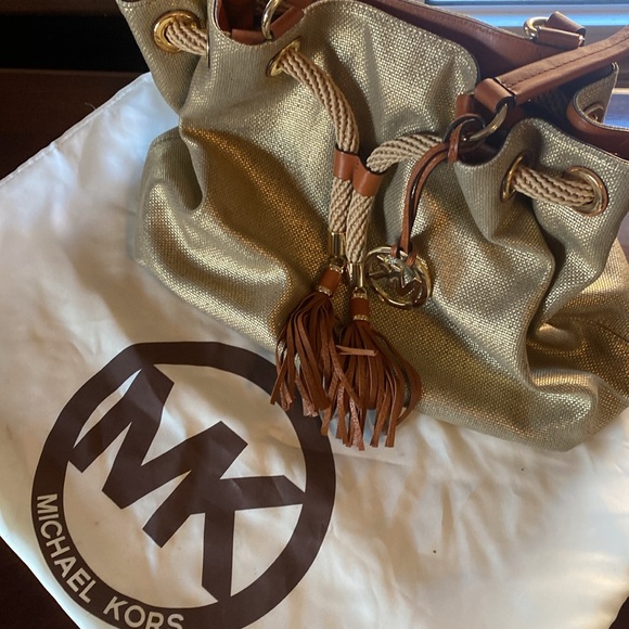 🦊 Micheal Kors large golden handbag. EUC. - Picture 13 of 13